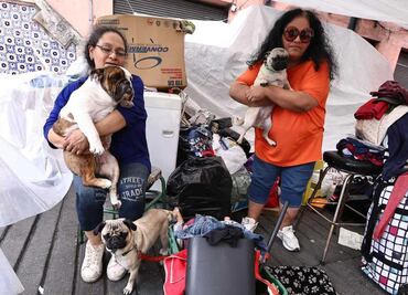 No sin mis perros; vecinas desalojadas de República de Cuba pernoctan en la calle por que hotel no acepta mascotas
