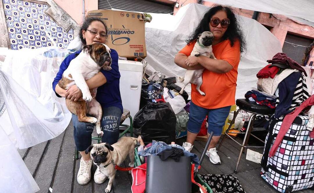 Dos vecinas desalojadas de República de Cuba se niegan a quedare en hotel por sus perros (07/09/2025). Foto: Berenice Fregoso / EL UNIVERSAL