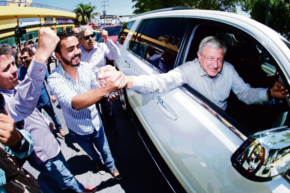 Andrés Manuel López Obrador, aspirante de Morena a la Presidencia, acudió a dos eventos con empresarios en León y declaró que son conjeturas las versiones que lo acusan de haber pactado con Enrique Peña Nieto (GUSTAVO BECERRA. CUARTOSCURO)
