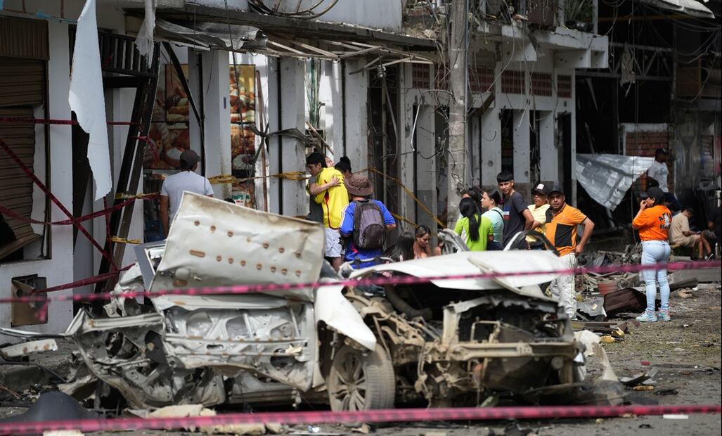Imagen de los restos de un automóvil luego de una explosión este martes, en Corinto, Colombia, el 10 de junio de 2025. Foto: EFE