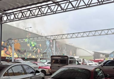 Se incendia local de arreglos florales en el Mercado de Jamaica; no hay lesionados