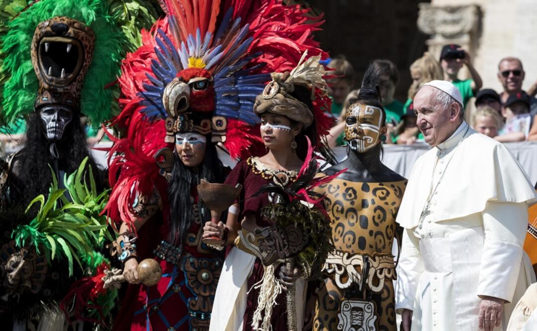 El Papa Francisco se tomó fotografías con un grupo de danzantes provenientes de Quintana Roo (Foto: EFE)