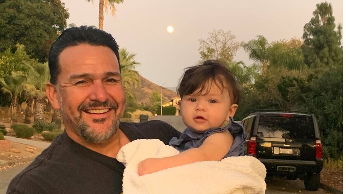 Emmanuel Cafferty celebró con sus hijas y nietos su nuevo empleo… que perdió después de ser expuesto y criticado en Twitter. Foto: Cortesía 