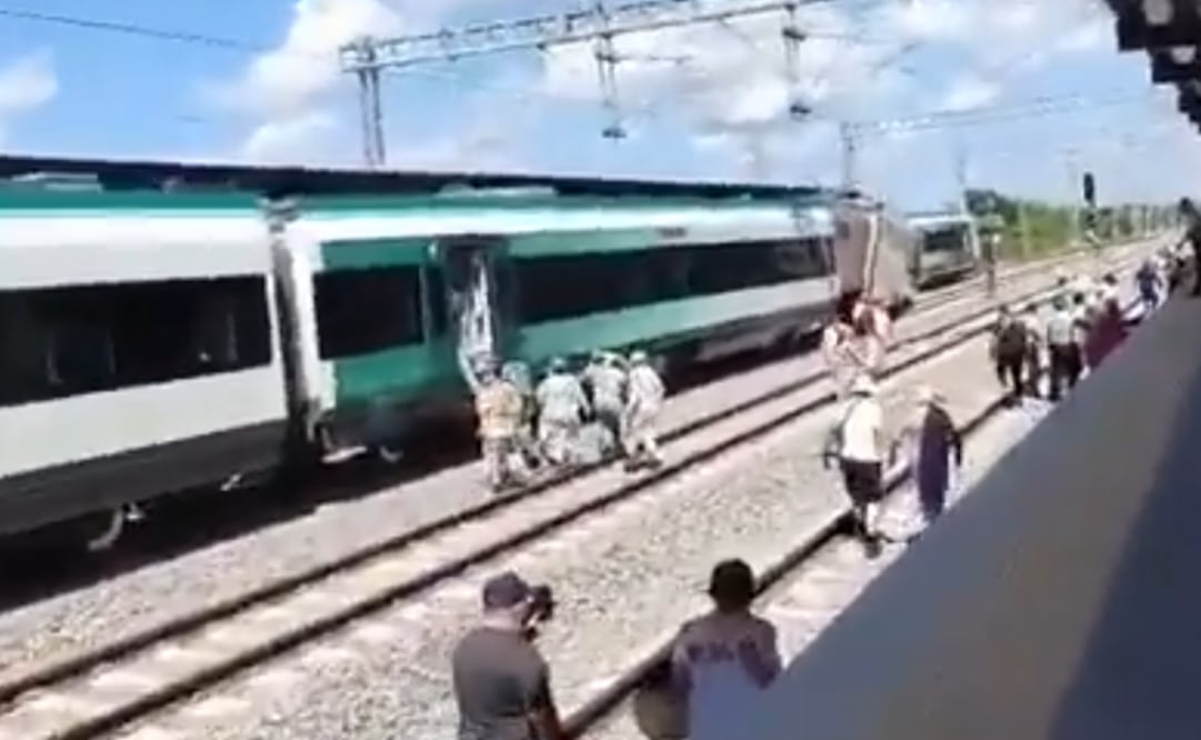 Descienden a pasajeros del Tren Maya descarrilado en Izamal (19/08/2025). Foto: Captura de pantalla