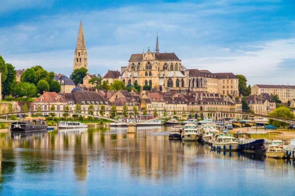 El río Yonne  en el pueblo histórico  de Auxerre. Al fondo se aprecia la catedral de Saint-Étienne. (Foto: iStock)