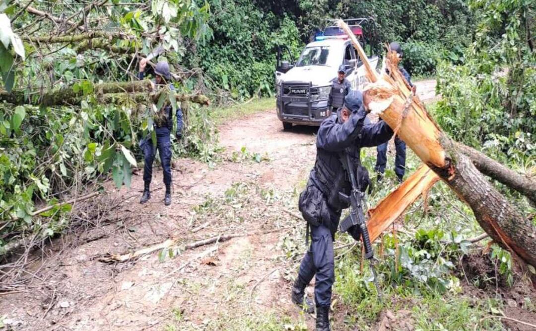 Pobladores de las comunidades realizaron el trabajo de retiro de derrumbes para la liberación de caminos con la participación de la Policía Estatal y de Caminos Bienestar. Foto: Especial