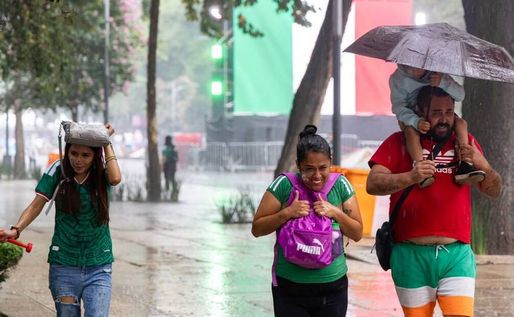 Lluvia sorprende a personas en Avenida Paseo de la Reforma, antes del partido de futbol Inglaterra contra México. Foto: Hugo Salvador / EL UNIVERSAL