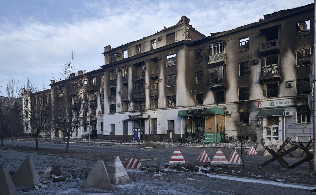 Un centro de la ciudad dañado por los bombardeos rusos en Bakhmut, región de Donetsk, Ucrania. FOTO: AP
