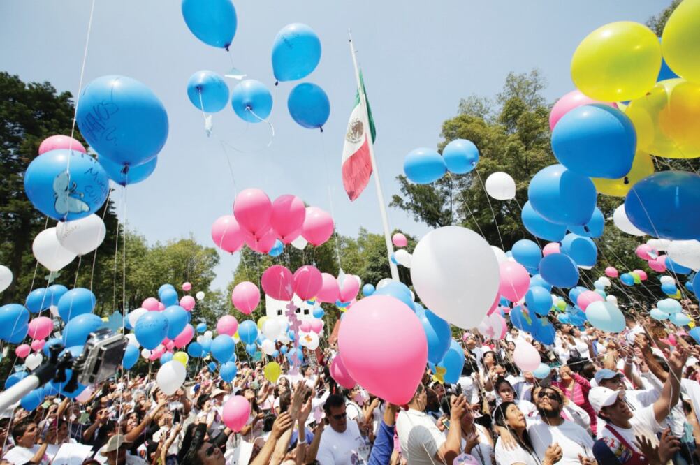 Con el lema “El amor no comienza al nacer ni se acaba al morir”, más de 500 mensajes fueron enviados al cielo a través de globos de colores en homenaje a bebés que perdieron la vida en la gestación o la niñez temprana (LUIS CORTÉS. EL UNIVERSAL)