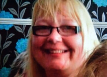 Mujer muere en la calle tras esperar por horas una ambulancia en Gales del Sur