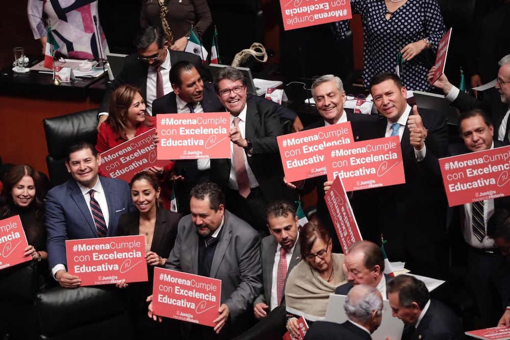 Bancada de Morena festeja la derogación de la reforma educativa. FOTO: Iván Stephens/EL UNIVERSAL