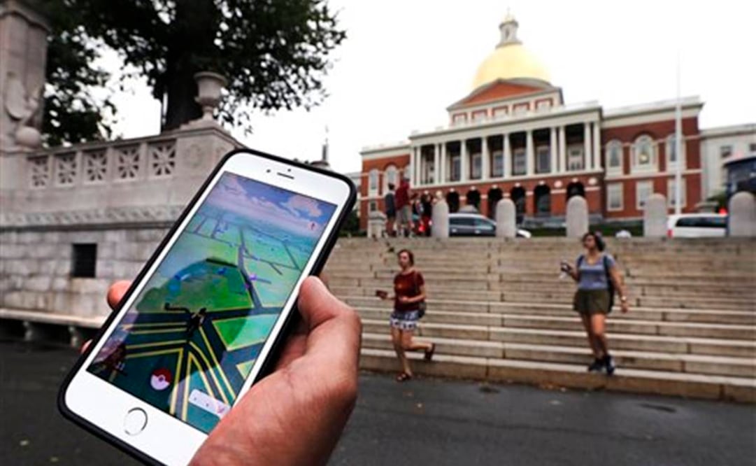 Los jugadores que buscan personajes de ficción en sus celulares visitan ahora placas, estatuas, mosaicos y otros sitios emblemáticos. FOTO: AP.