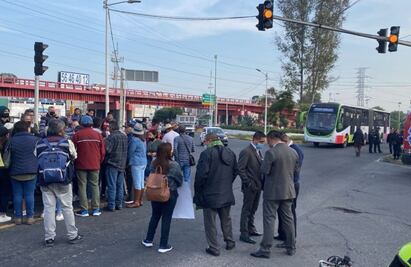 Vecinos de Ecatepec bloquean avenida Central para exigir abasto de agua potable 