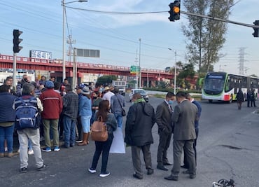 Vecinos de Ecatepec bloquean avenida Central para exigir abasto de agua potable