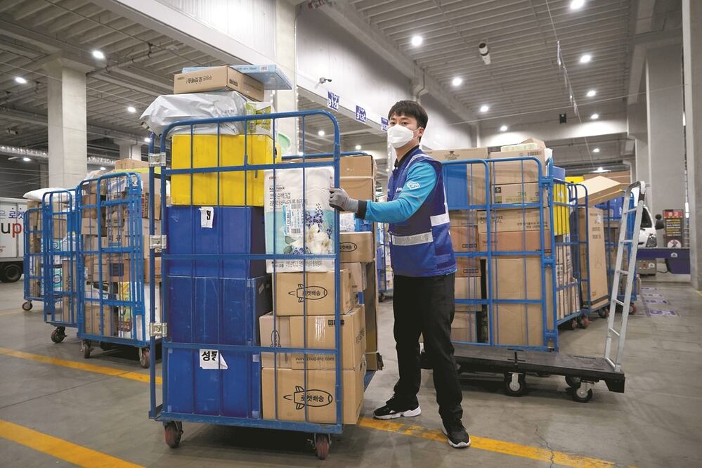 China reanuda la producción de mascarillas en sus fábricas. Foto: REUTERS