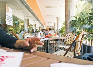 SCJN determina que prohibir consumo de alimentos y bebidas en zonas exclusivas para fumar es ilegal tras análisis de amparo