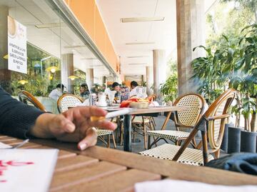 SCJN determina que prohibir consumo de alimentos y bebidas en zonas exclusivas para fumar es ilegal tras análisis de amparo