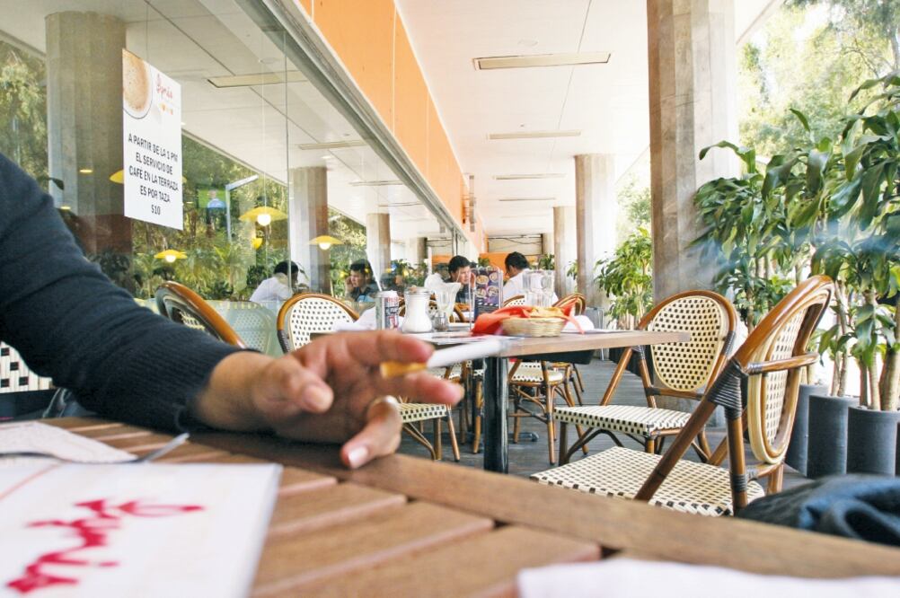 
SCJN determina que prohibir consumo de alimentos y bebidas en zonas exclusivas para fumar es ilegal. (ARCHIVO EL UNIVERSAL)