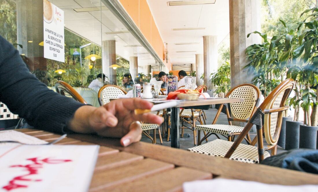 SCJN determina que prohibir consumo de alimentos y bebidas en zonas exclusivas para fumar es ilegal. (ARCHIVO EL UNIVERSAL)