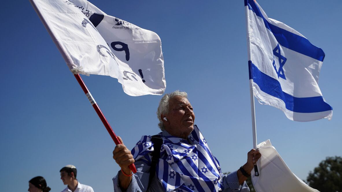 Grupos de colonos israelíes participan en una concentración frente a la frontera con la Franja de Gaza. Foto: EFE/ Alejandro Ernesto
