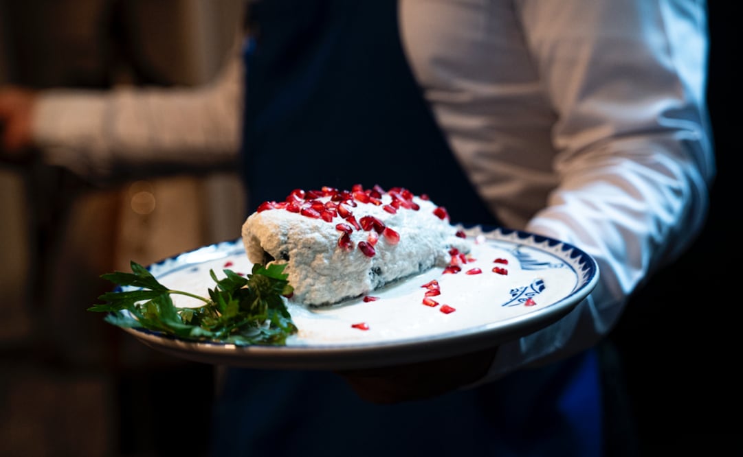 Debido a su variedad de sabores, los chiles en nogada son aptos para disfrutarse con vinos blancos y rosados. Foto: Cortesía Bodegas Emilio Moro