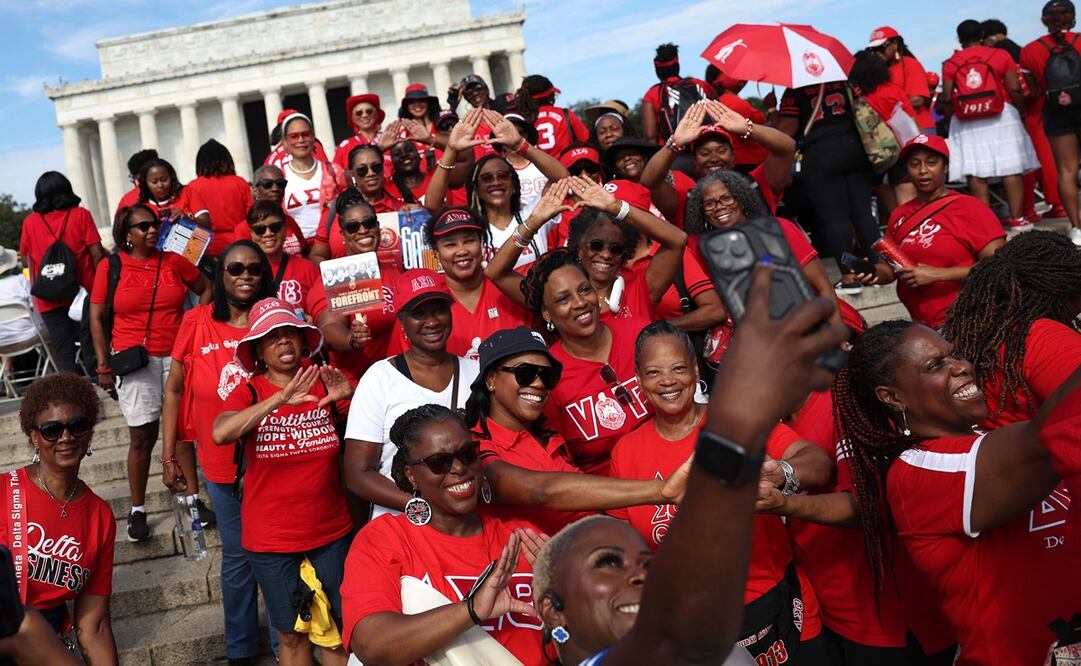 Miembros de Delta Sigma Theta Sorority, Inc. se reúnen para tomar una fotografía en el 60.º aniversario de la marcha por los derechos civiles en el Lincoln Memorial. Foto: AFP