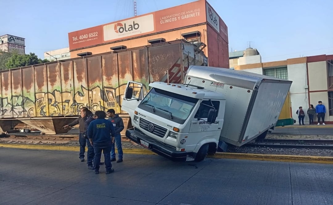 Camión queda varado sobre vías del tren en Tlalnepantla; no se reportaron personas lesionadas. Foto: Especial