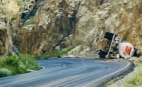 Derrame de ácido sulfúrico provoca cierre carretero en Sonora; llevan más de 15 horas con el tránsito suspendido