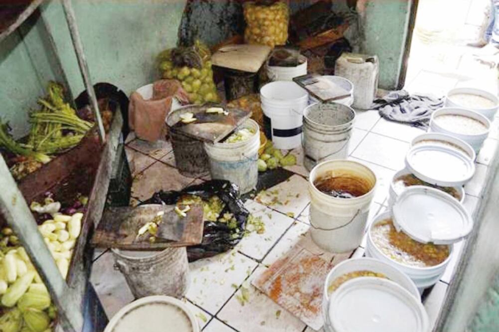 Entre las primeras irregularidades documentadas por la Cofepris y la Secretaría de Salud de Jalisco están las condiciones insalubres en las que se preparaba la comida, muchas veces hecha con alimentos descompuestos (FOTOS ESPECIALES)