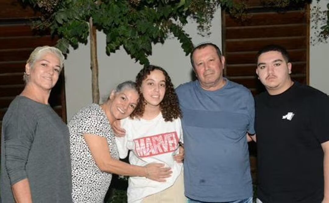Soldado de las FDI Pvt. Limitado. Ori Megidish (centro) con su familia tras ser rescatada de Gaza. Foto: Shin Bet