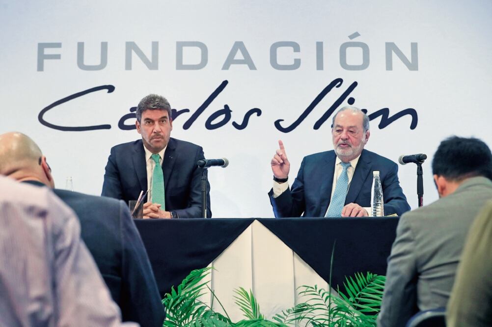Carlos Slim (der.) manifestó su disposición para mantener proyectos de inversión. (ARCHIVO EL UNIVERSAL)