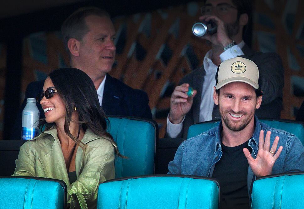 Lionel Messi y Antonella Roccuzzo viendo a Novak Djokovic / Foto: EFE