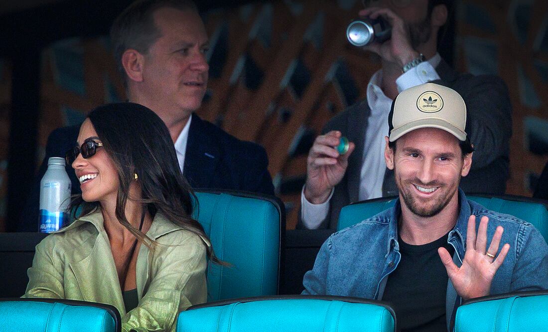 Lionel Messi y Antonella Roccuzzo viendo a Novak Djokovic / Foto: EFE