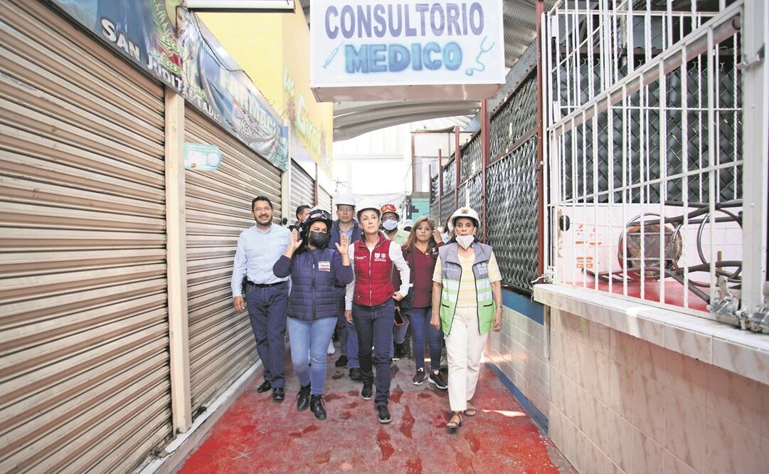 La jefa de Gobierno, Claudia Sheinbaum, y otras autoridades recorrie-ron el mercado en donde se cayó una techumbre por las lluvias. Foto: Especial