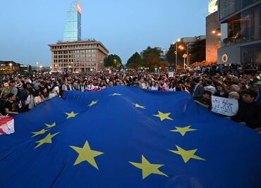 Miles de georgianos protestan contra la polémica ley de agentes extranjeros