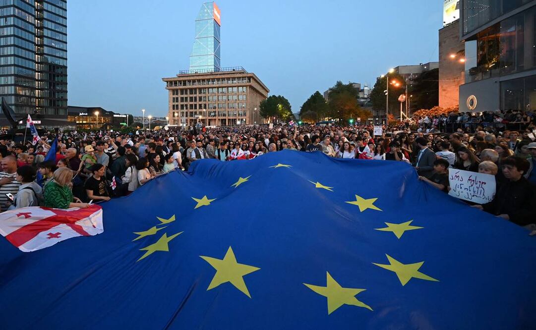 Manifestantes sostienen una bandera gigante de la UE durante su protesta contra un controvertido proyecto de ley sobre "influencia extranjera". Foto: AFP