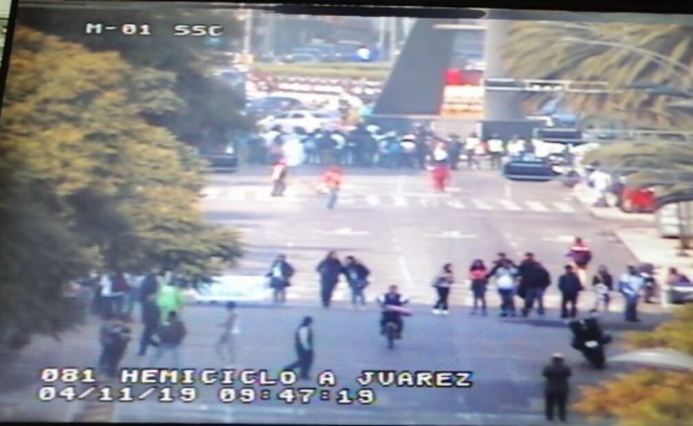 Estudiantes y maestros bloquean Eje Central y avenida Juárez