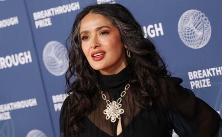 Salma Hayek deslumbra con vestido negro vaporoso y joyas XL