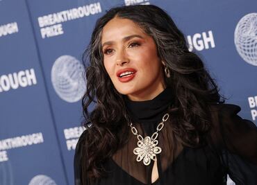 Salma Hayek deslumbra con vestido negro vaporoso y joyas XL