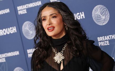 Salma Hayek deslumbra con vestido negro vaporoso y joyas XL