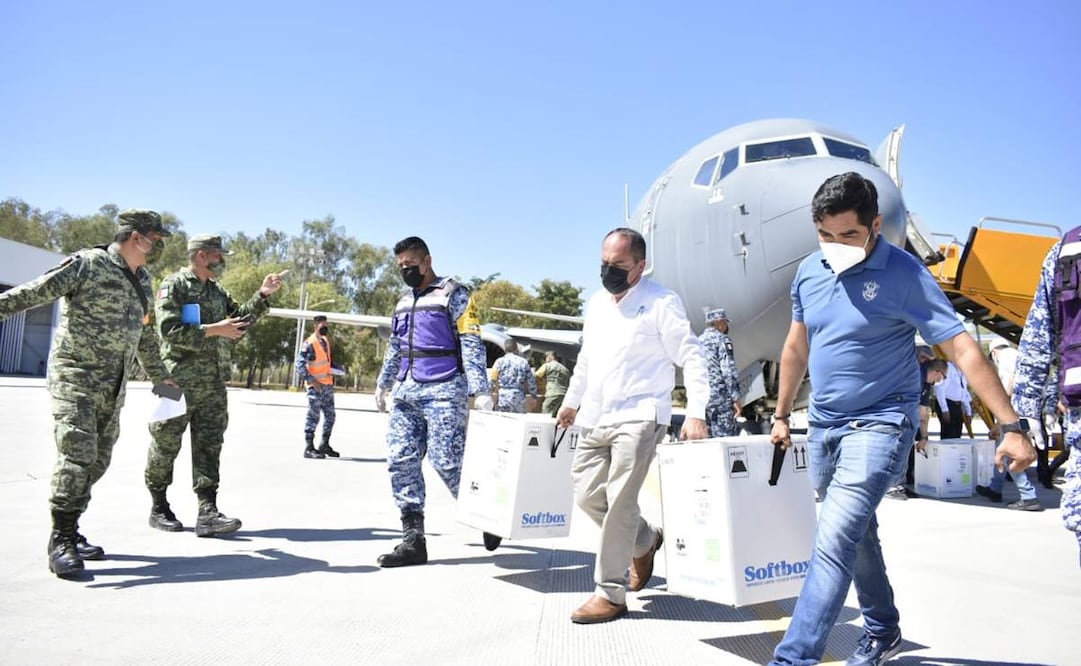 El lote de diez mil 800 biológicos de Sinovac se destinará para la cobertura de la segunda dosis de los adultos mayores de 60 años . Fotos: Especiales