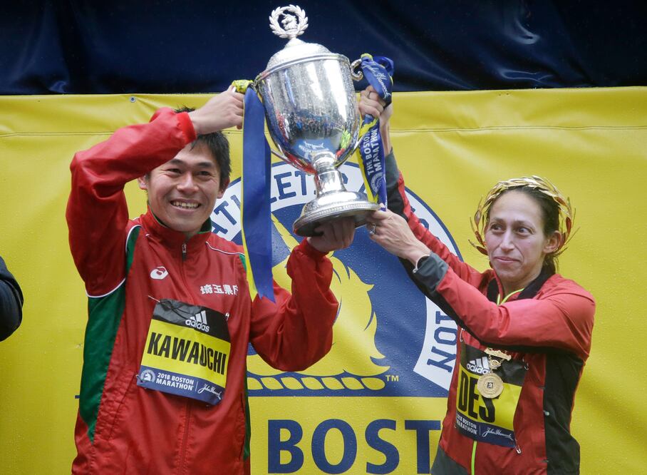 Agencias. Yuki Kawauchi y Desiree Linden con el trofeo del Maratón de Boston 