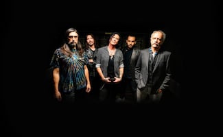 Caifanes rinde tributo a la lucha de las mujeres y las personas desaparecidas; se presentaron en el Palacio de los Deportes