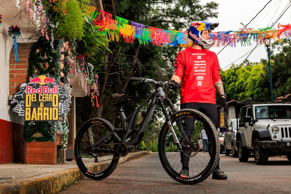 Tomas Slavik en las calles de Valle de Bravo / Foto: Red Bull Content Pool
