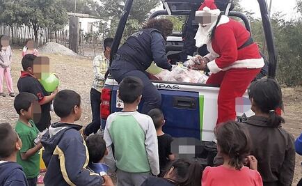 Policías de Tamaulipas reparten juguetes vestidos de Santa 