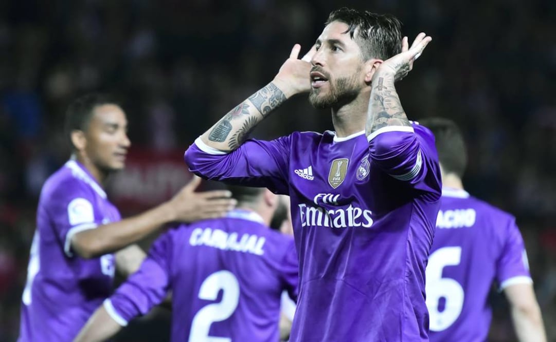 Sergio Ramos celebra el segundo gol del Madrid en el Ramón Sánchez-Pizjuán. (Foto: EFE)