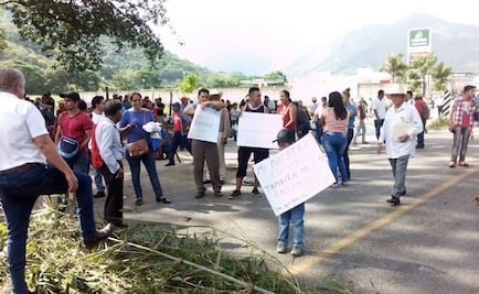 Bloquean padres de familia y profesores frontera con Guatemala 