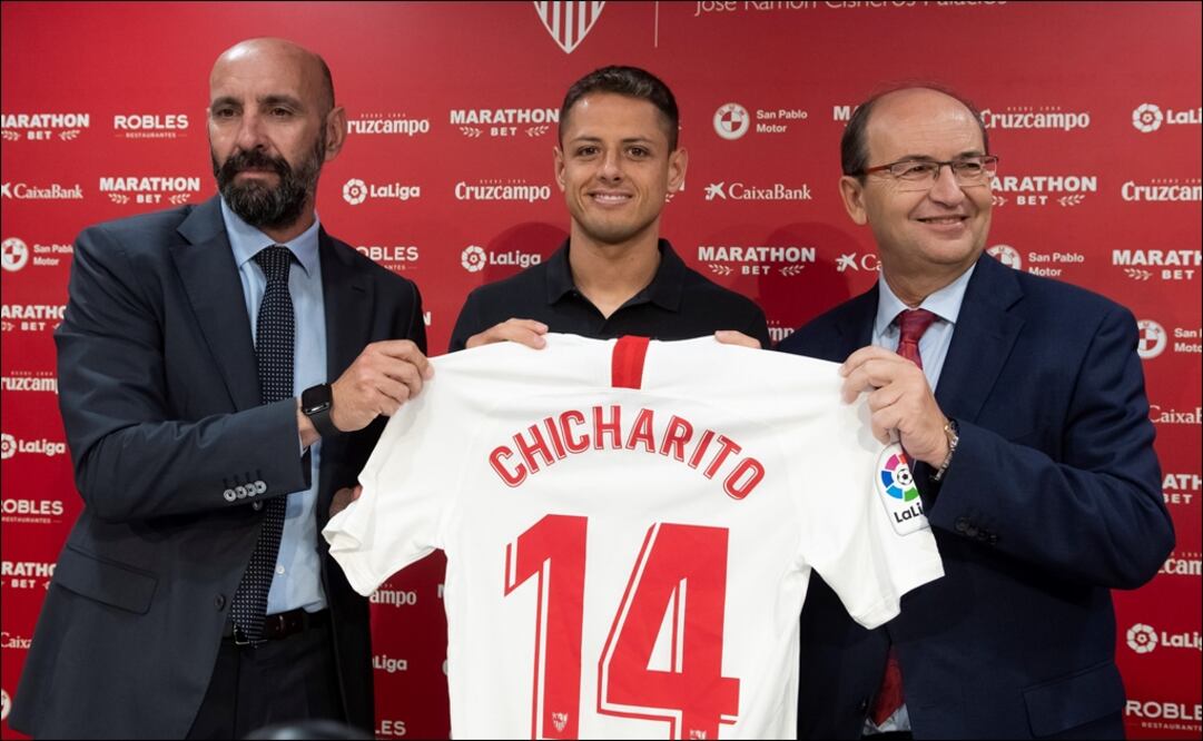 Javier Hernández Balcázar, "Chicharito", junto al presidente del Sevilla, José Castro (d), y el director deportivo, Ramón Rodríguez "Monchi". Foto: EFE
