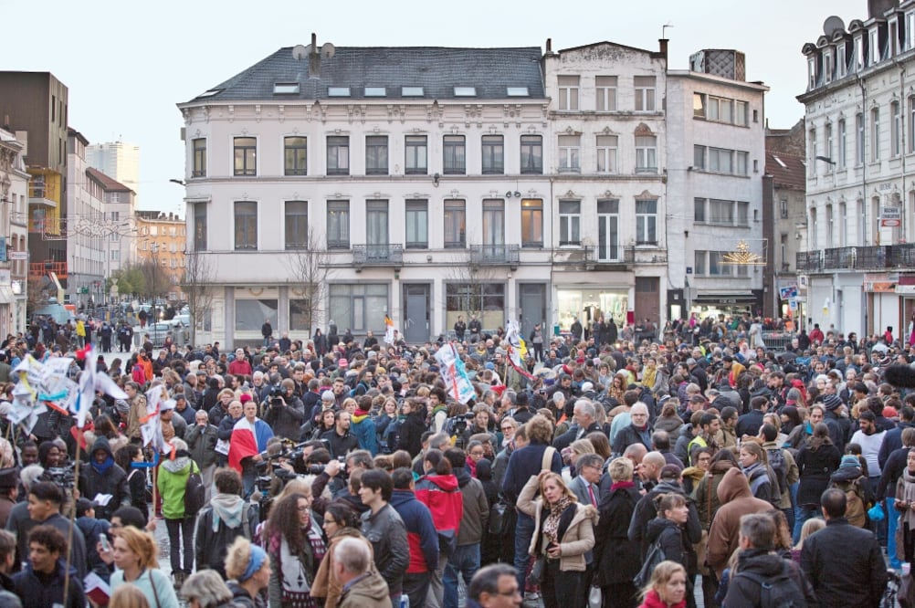 Residentes de Molenbeek, un suburbio empobrecido de Bruselas, realizaron ayer una vigilia con velas por las víctimas de los atentados del viernes en París (VIRGINIA MAYO. AP)