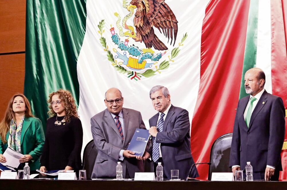 El auditor Superior de la Federación,Juan Manuel Portal entregó a Luis Maldonado, presidente de la Comisión de Vigilancia de la ASF de la Cámara de Diputados, los resultados de 502 auditorías al Presupuesto 2016. FOTO: SAÚL LÓPEZ. CUARTOSCURO